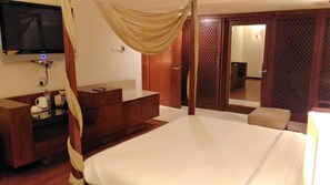Minibar, in-room safe, desk, soundproofing - Hotel Taj Tristar (Hyderabad)