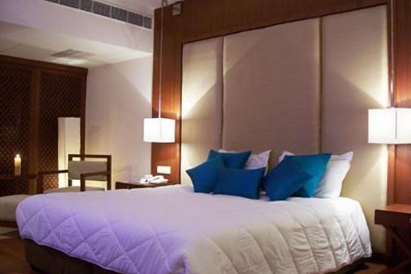 Deluxe Room, 1 Double Bed | Minibar, in-room safe, desk, soundproofing