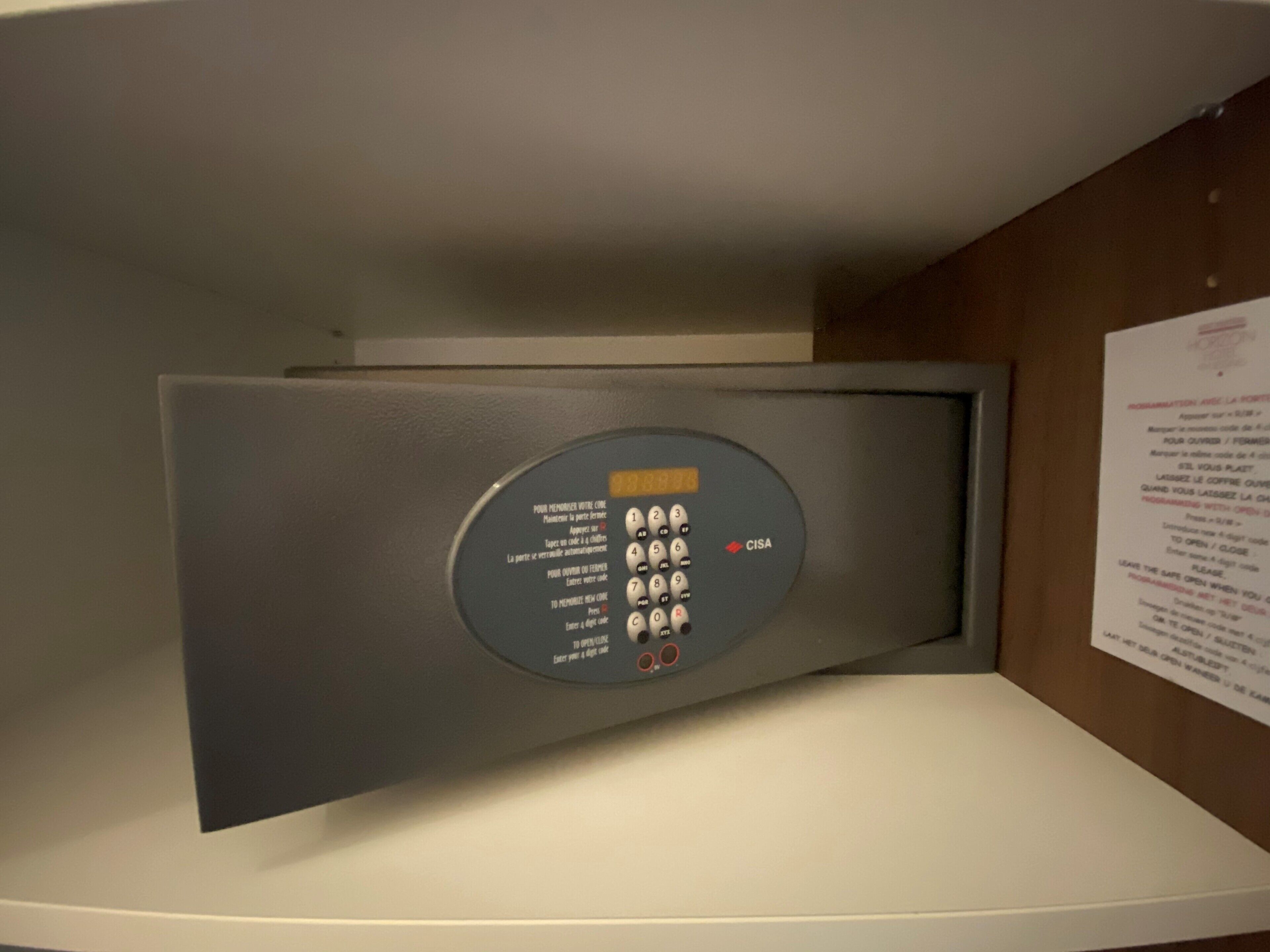 Un cajero automático CISA con instrucciones en francés.