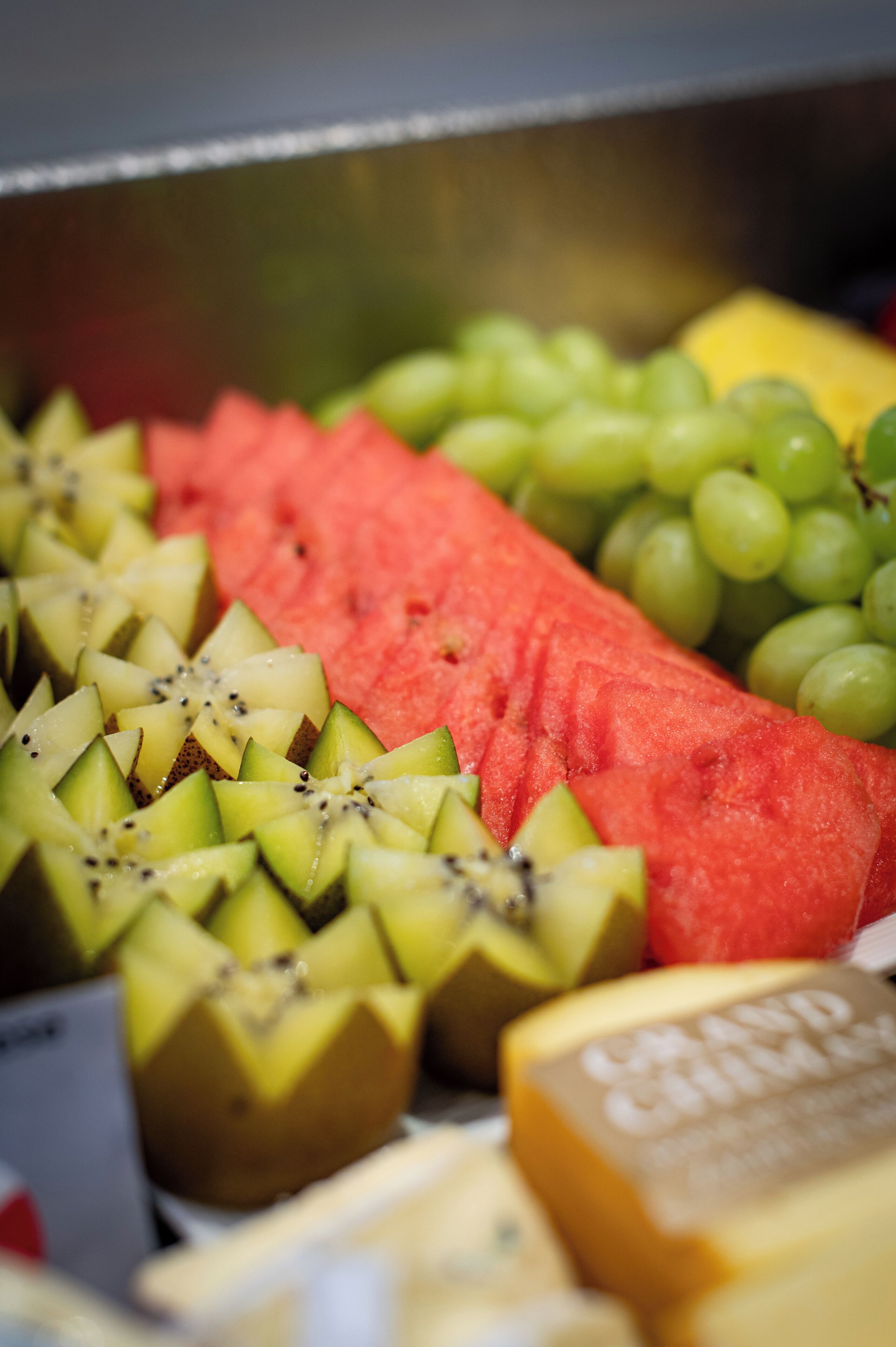 On y trouve une variété de fruits, notamment des pastèques, des kiwis et des raisins.