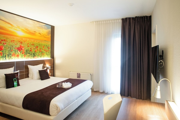 Business appartement | Een kluis op de kamer, een bureau, een laptopwerkplek