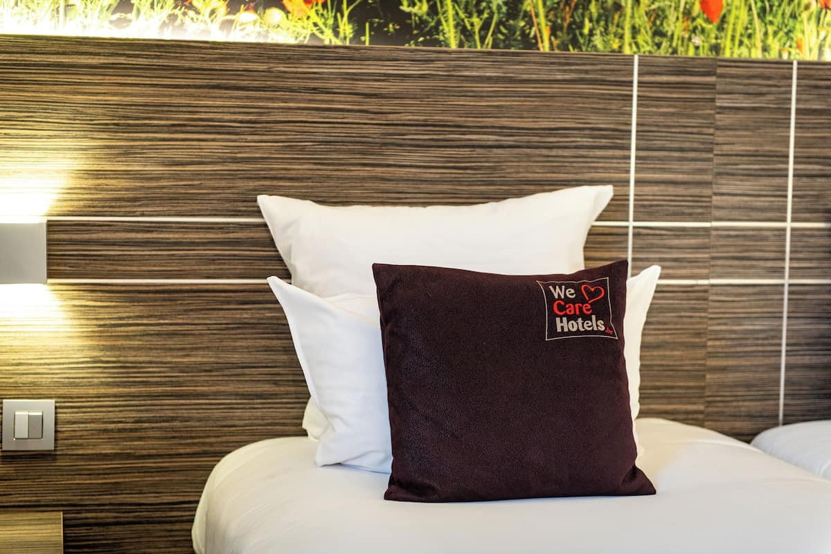 Standard Twin Room | 1 bedroom, in-room safe, desk, laptop workspace