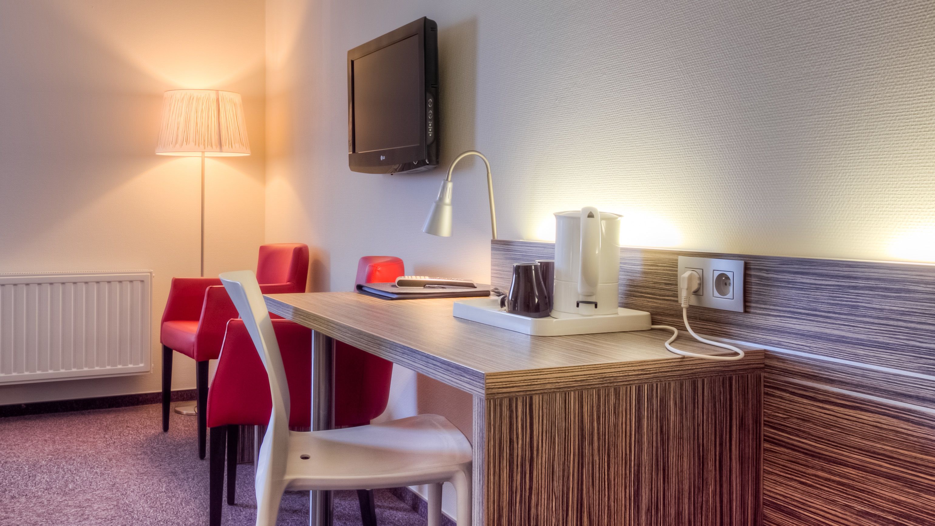 quadruple room, accessible | in-room business centre