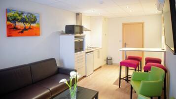 Business Apartment | In-room safe, desk, laptop workspace, blackout drapes