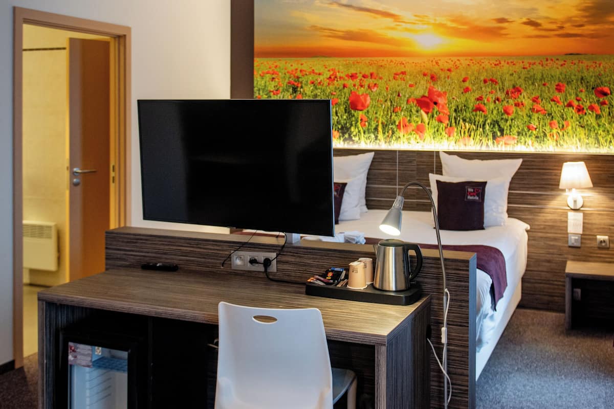 Junior Suite | 1 bedroom, in-room safe, desk, laptop workspace