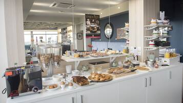 Breakfast (EUR 13.00 per person)