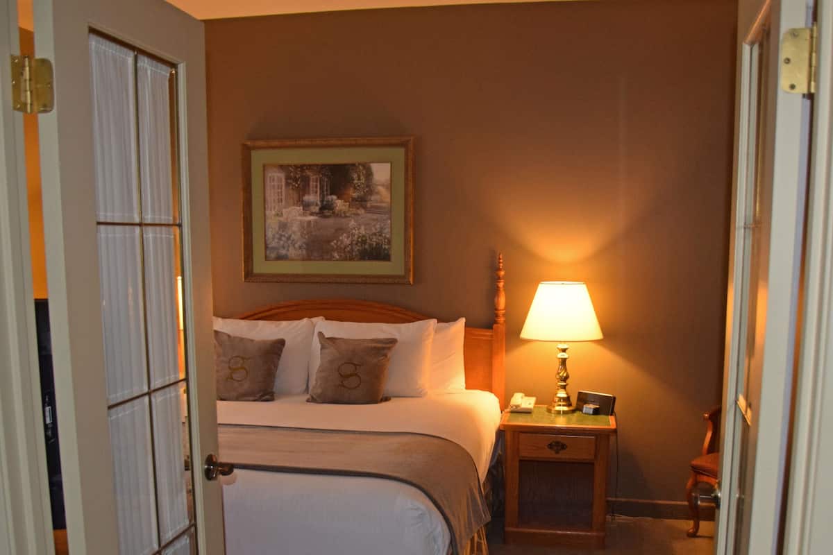 Executive Suite, 1 King Bed with Sofa bed | Premium bedding, pillowtop beds, individually furnished, desk