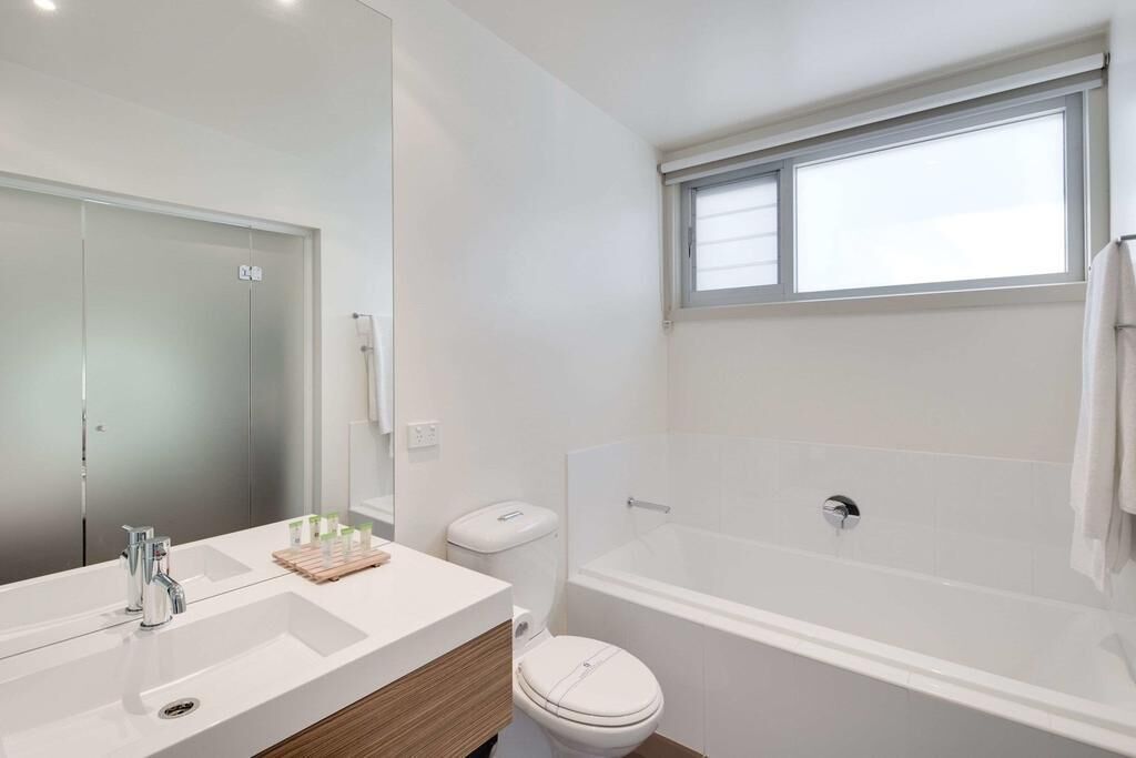 Executive King Room | Bathroom | Free toiletries, hair dryer, towels, soap
