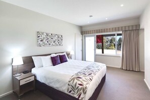 Executive King Room | Desk, blackout drapes, iron/ironing board, free WiFi - Drouin Motel (Drouin)
