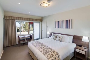 Executive King Room | Desk, blackout drapes, iron/ironing board, free WiFi