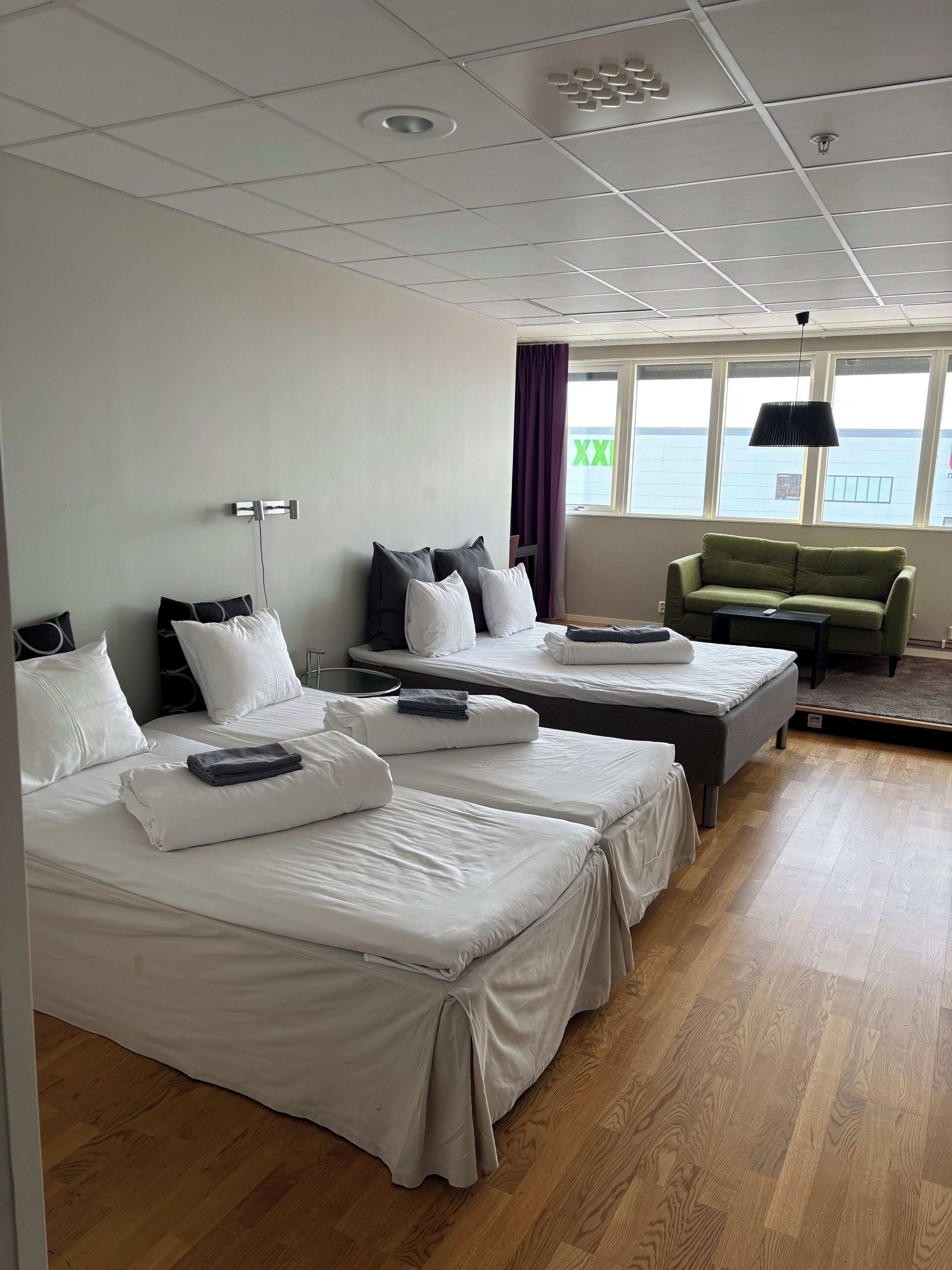 أسرّة بطبقة علوية مريحة ومكتب وستائر تعتيم وواي فاي مجانًا