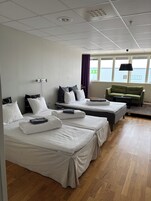 Colchones con pillow-top, escritorio, cortinas blackout y wifi gratis 