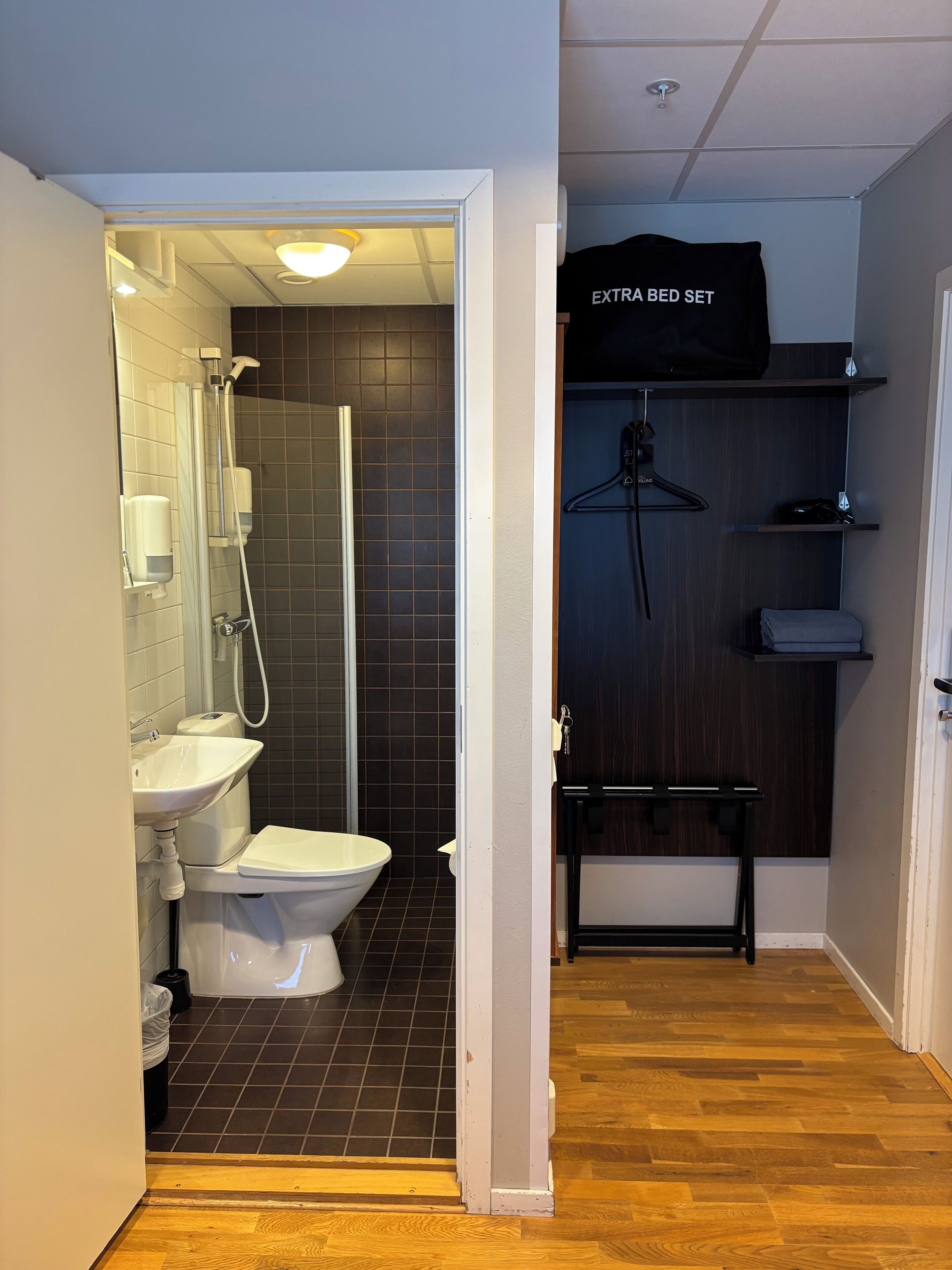 Ein Badezimmer mit Toilette, Waschbecken und Dusche.