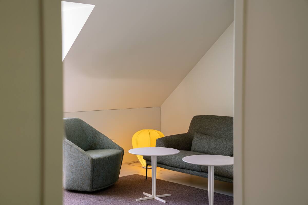 suite | living area | 43-inch flat-screen tv with cable channels, tv, netflix