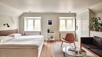 Junior Suite | Minibar, in-room safe, desk, laptop workspace