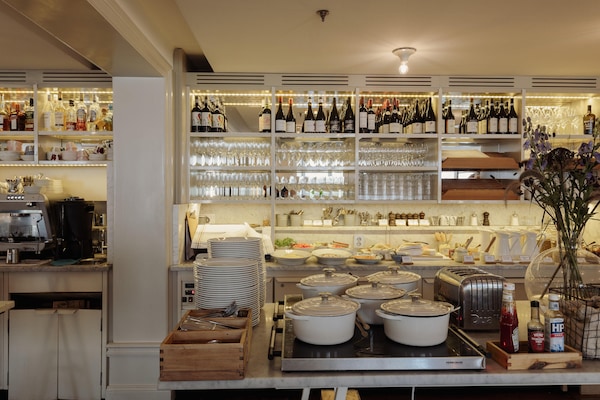 Café da manhã com buffet grátis todos os dias