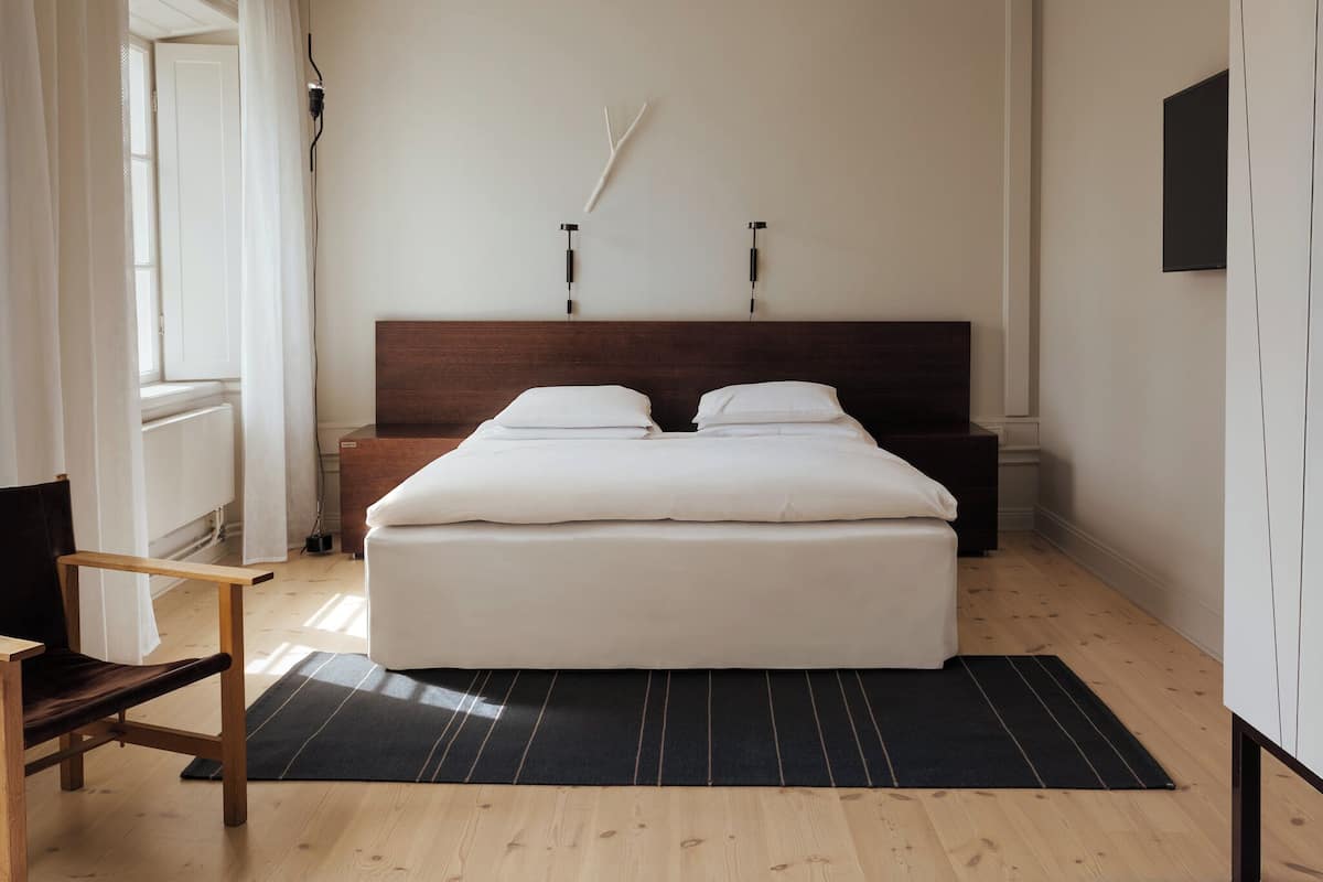 Rom – deluxe, hageutsikt (Sea View) | Minibar, safe på rommet, skrivebord og skrivebord for bærbar PC