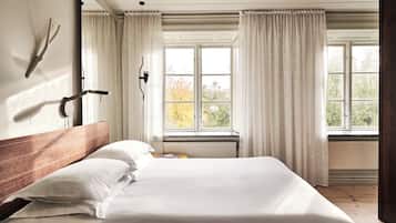 Standardrum - utsikt mot trädgården (Sea View) | Minibar, värdeförvaringsskåp på rummet och skrivbord