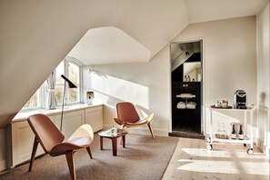 ジュニア スイート | ミニバー、セーフティボックス (室内)、デスク、ノートパソコン用作業スペース