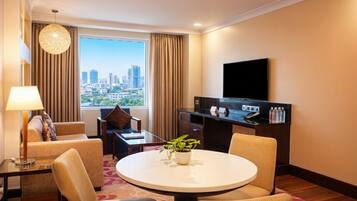Executive Suite, 1 King Bed | Living area | Plasma TV, pay movies