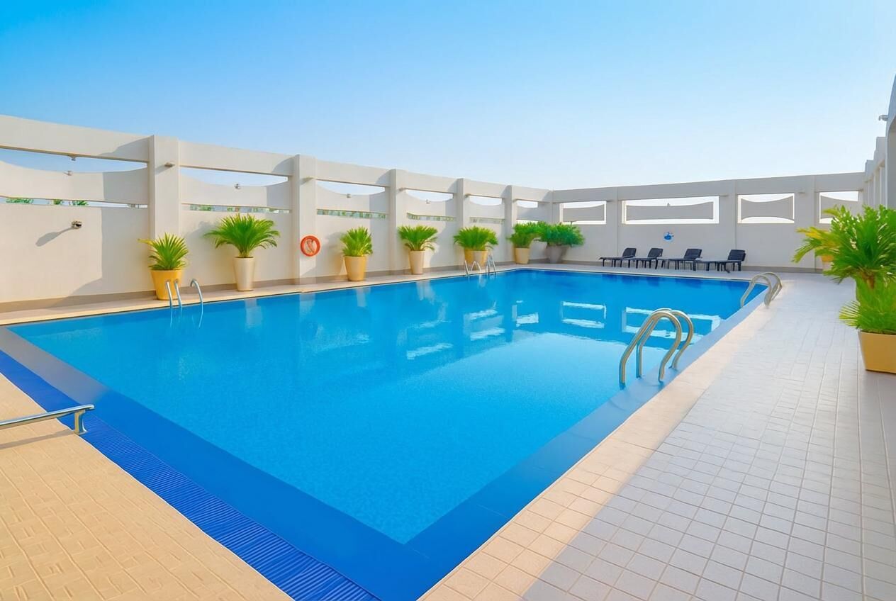 Una piscina al aire libre, tumbonas