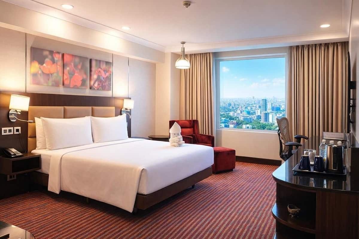Premium bedding, in-room safe, individually decorated