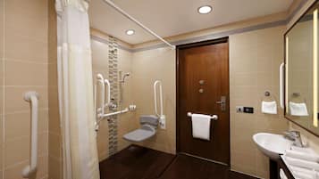 Un baño moderno con ducha, inodoro y lavabo.