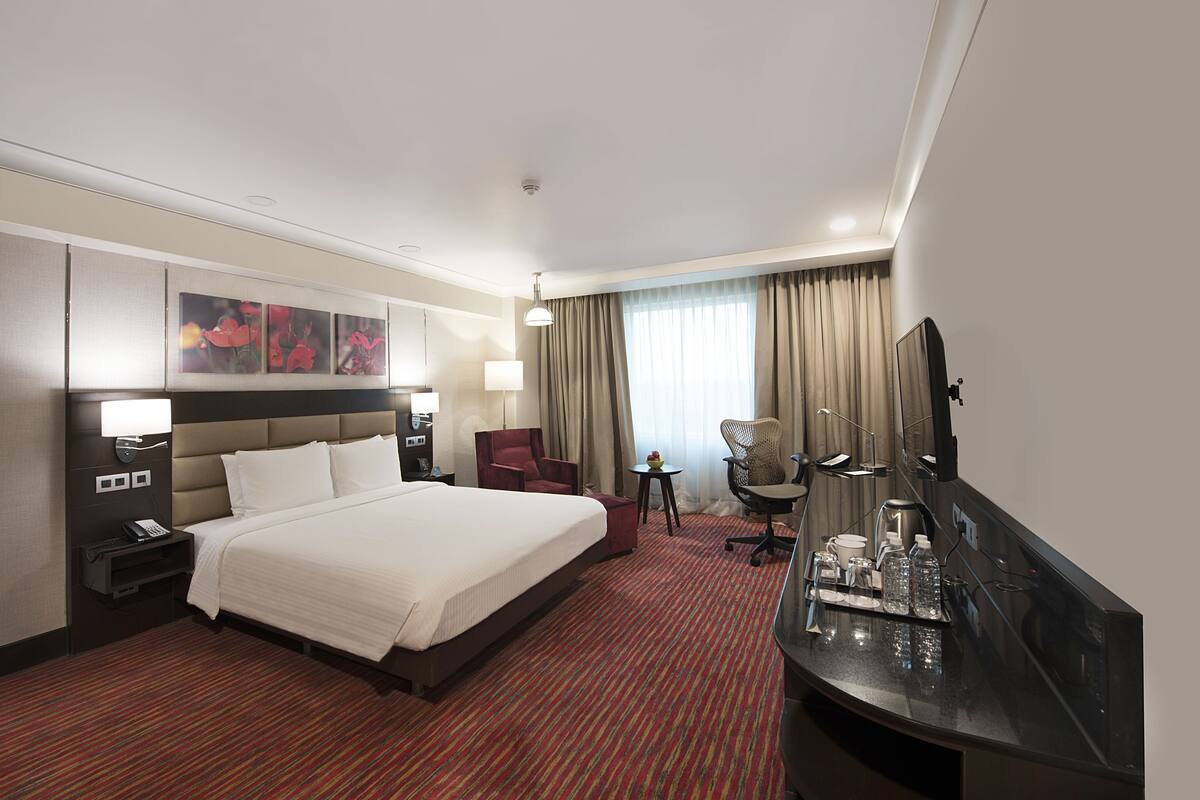 Executive Suite, 1 King Bed | Premium bedding, in-room safe, desk, laptop workspace