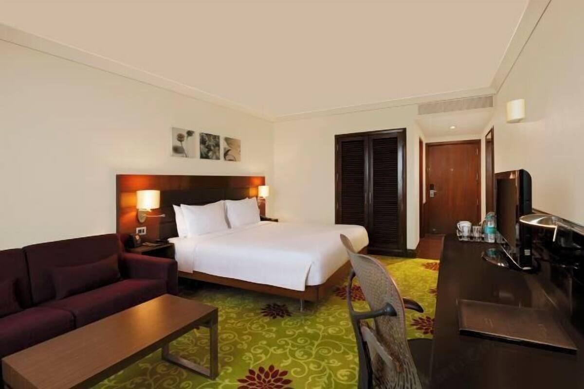 Premium bedding, in-room safe, desk, laptop workspace