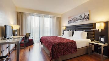 Separate tub and shower, eco-friendly toiletries, hair dryer, towels