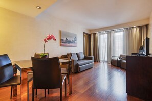 Ropa de cama de alta calidad, colchones con efecto memoria y minibar 