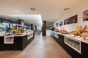 Se ofrece un desayuno continental todos los días (15 EUR por persona)