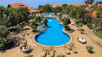 Una piscina al aire libre, tumbonas