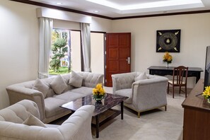 Deluxe Apartment, 2 Bedrooms, Pool View | Living area