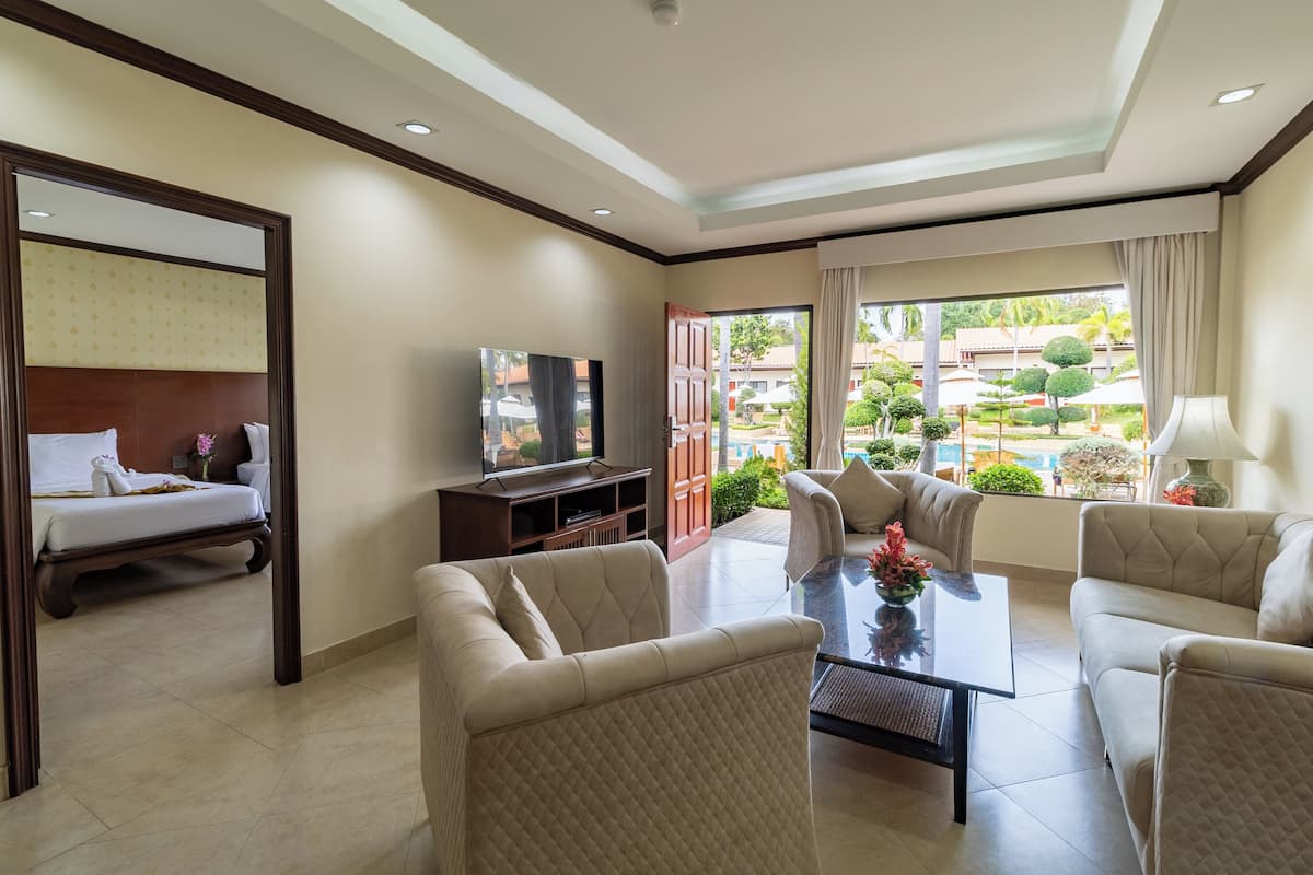 Deluxe Apartment, 2 Single Beds, Poolside