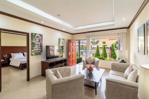 Deluxe Apartment, 1 King Bed, Poolside