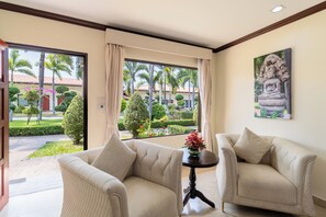 Deluxe Double Room | Living area