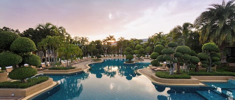 Ulkouima-allas, aurinkotuoleja