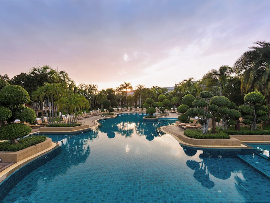 Piscine extérieure, chaises longues