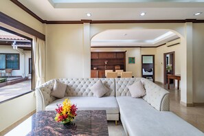 Departamento Deluxe, 2 habitaciones, vista al jardín | Área de sala de estar | Televisión LCD de 32 pulgadas con canales por cable y televisión 