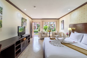 豪華雙人房 | 客房內保險箱、獨特裝潢、布置獨特、書桌