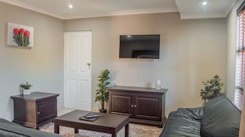 Estudio ejecutivo, 1 cama King size | Sala de estar | Televisión de 32 pulgadas con canales por cable