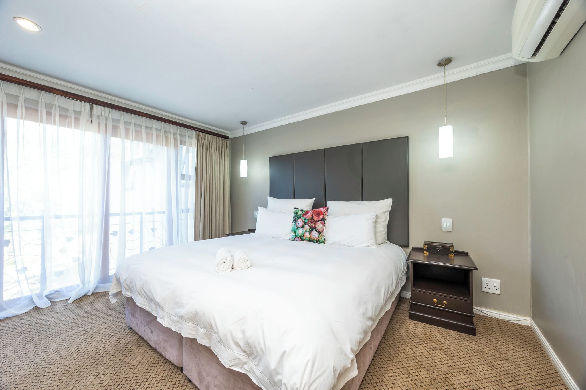 Suite de lujo | Ropa de cama de alta calidad y caja de seguridad en la habitación 