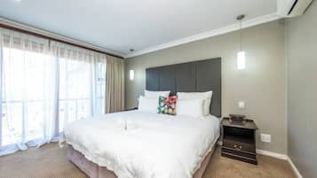 Suite de lujo | Ropa de cama de alta calidad y caja de seguridad en la habitación
