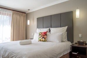 Suite de lujo | Ropa de cama de alta calidad y caja de seguridad en la habitación 