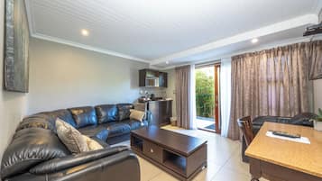 Estudio ejecutivo, 1 cama King size | Salón ejecutivo