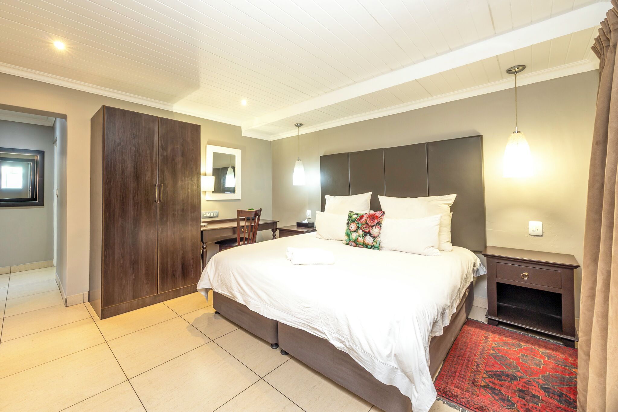 Executive Studio, 1 King Bed | Premium bedding, in-room safe, individually furnished, desk