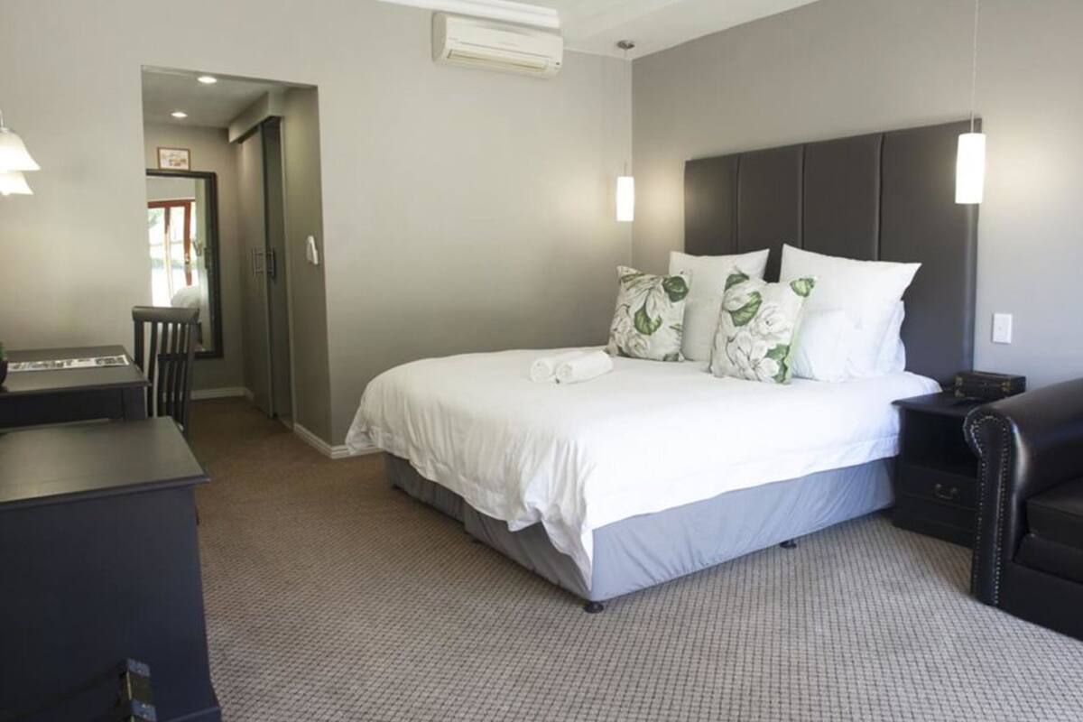 Studio (Self Catering) | Premium bedding, in-room safe, desk, laptop workspace
