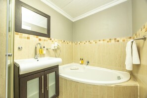 Executive Studio, 1 King Bed | Bathroom