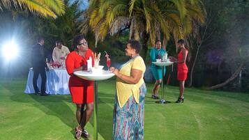 Majoituspaikan julkisivu illalla/yöllä